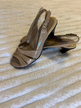 Softspots Neima Beige Patent Slingback Peep-Toe Heels NWT